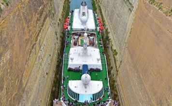 Navegar el maravilloso Canal de Corinto