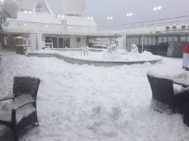 Silver Cloud abarrotado de nieve en la Antártida