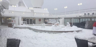Silver Cloud abarrotado de nieve en la Antártida