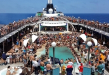 Así se festeja el cruce de la línea del Ecuador en un crucero