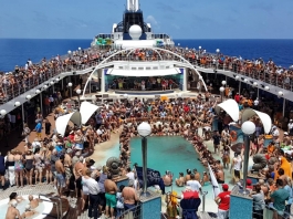 Así se festeja el cruce de la línea del Ecuador en un crucero