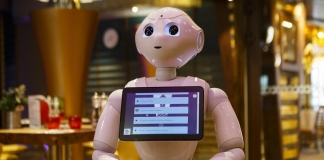 Charlá con el robot Pepper a bordo del Costa Fascinosa