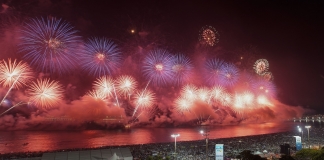 2.8 millones de personas y 7 cruceros recibieron el Año Nuevo en Rio de Janeiro Foto Credit : AP / Leo Correa