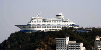 Un crucero de proa al mar que no suelta amarras