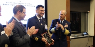 Capitán de Costa Cruceros premiado por un rescate en alta mar