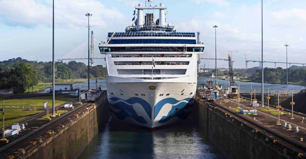 CRUISE Coral Princess in the Panama Canal