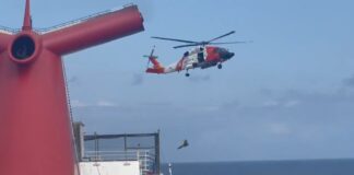 Helicóptero de la Guardia Costera evita caer durante una evacuación médica