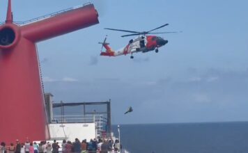 Helicóptero de la Guardia Costera evita caer durante una evacuación médica